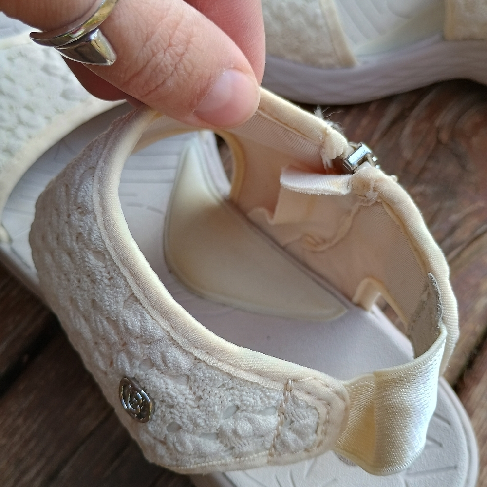 BZees Womens Size 10M Wedge Crochet Accent Jessie Cream Sandal - Picture 3 of 8